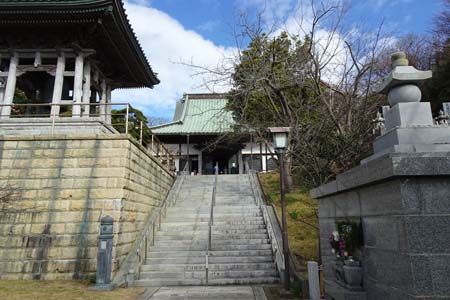 三浦市・円福寺の急な石段上に本堂