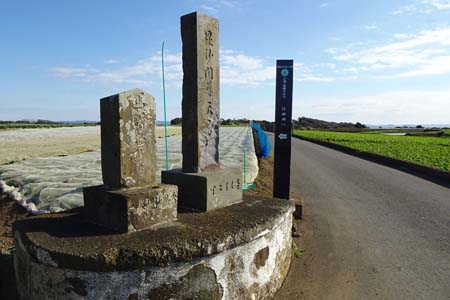 三浦市・トンネルの上に白浜毘沙門天の石碑