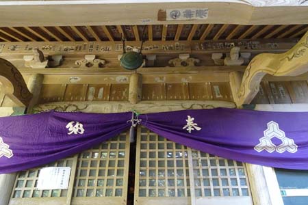 三浦市・白浜毘沙門天の軒先に千社札