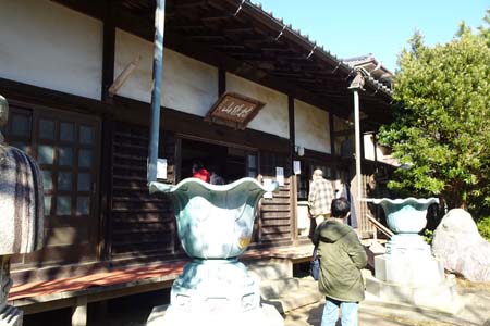三浦市・参拝者で賑わう慈雲寺
