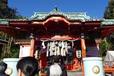 三浦市・海南神社の初詣客でにぎわう拝殿