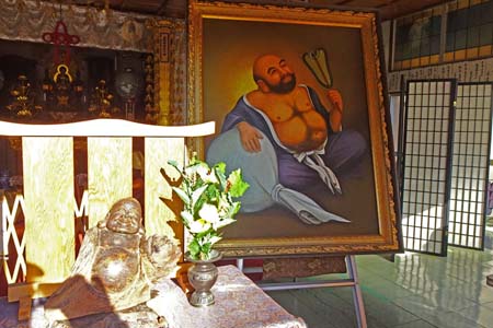 三浦市・見桃寺の本堂に布袋尊