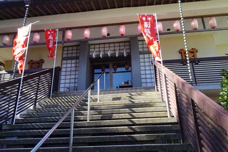 三浦市・延寿寺の石段上に本堂