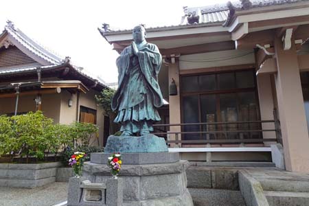 横浜市瀬谷区・妙光寺の本堂脇に日蓮上人の石像