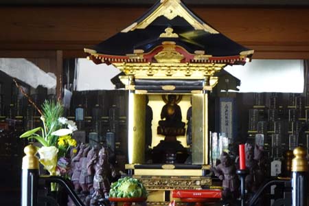 横浜市瀬谷区・禅昌寺の本堂に祀られた寅薬師とか