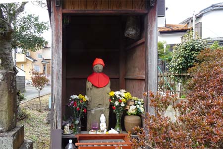 横浜市瀬谷区・街道に古いお地蔵さん
