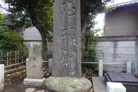 横浜市瀬谷区・瀬谷神明社の忠魂碑台石は国分寺の礎石