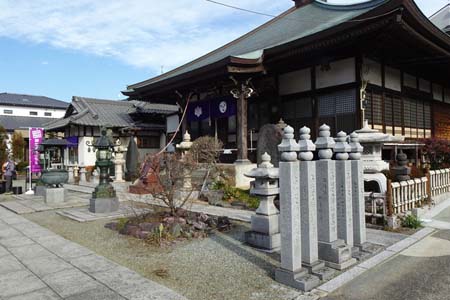 横浜市瀬谷区・賽蔵寺の境内