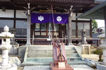 横浜市瀬谷区・賽蔵寺の本堂にはお手綱が結ばれた独鈷杵