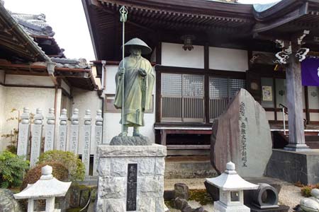 横浜市瀬谷区・賽蔵寺の本堂脇に弘法大師像