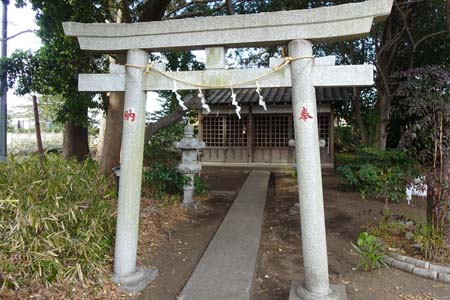 横浜市瀬谷区・左馬社の鳥居先に摂社
