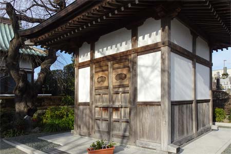 横浜市瀬谷区・宗川寺の境内にお堂