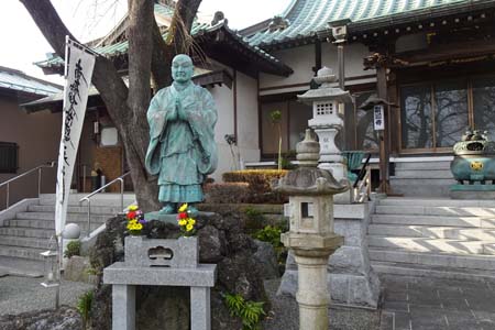 横浜市瀬谷区・宗川寺の本堂脇に日蓮上人像