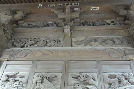 横浜市瀬谷区・熊野神社の拝殿は精緻な彫刻が施されています