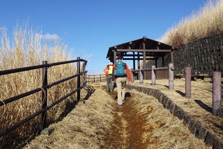 大野山・山頂の肩に展望台