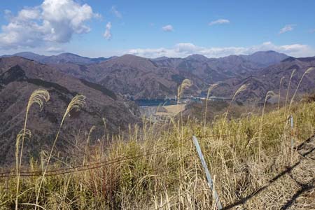 大野山・丹沢湖の先に丹沢の山々