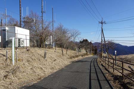 大野山・舗装道路の脇に電波塔