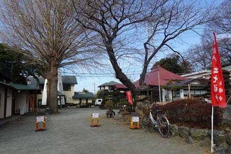 茅ヶ崎市・白峰寺の境内
