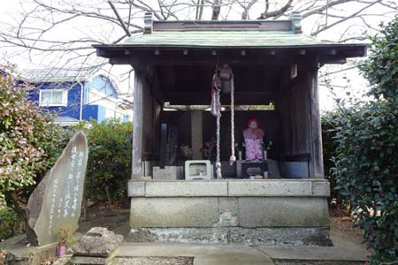 茅ヶ崎市・白峰寺の山門入り口に地蔵堂
