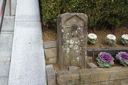 茅ヶ崎市・宝蔵寺の石段に千手観音