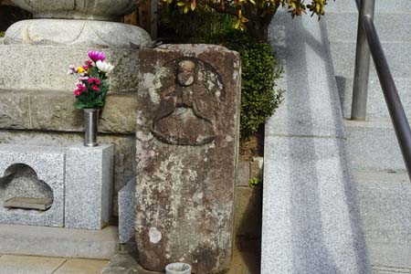 茅ヶ崎市・宝蔵寺の石段に蔵菩薩