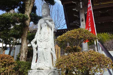 茅ヶ崎市・宝蔵寺の山門に聖観音