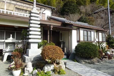 茅ヶ崎市・宝蔵寺の石塔