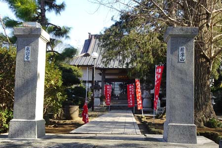茅ヶ崎市・来迎寺の石段を登ると山門