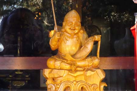 茅ヶ崎市・来迎寺の本堂に七福神の恵比寿天