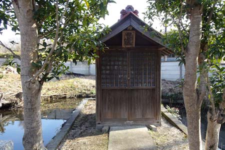 茅ヶ崎市・蓮妙寺の小さな池の中に弁天堂