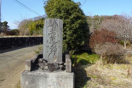 茅ヶ崎市・蓮妙寺の南妙法蓮華経石柱