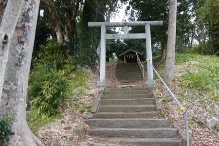 茅ヶ崎市・羽黒神社の石段上に小さな社