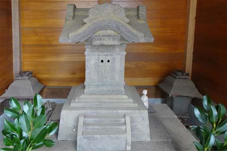 茅ヶ崎市・羽黒神社の石祠に羽黒大神