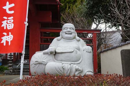 茅ヶ崎市・正覚院の布袋さんの石像