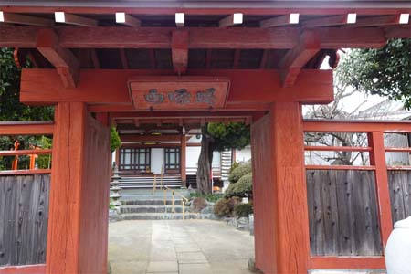 茅ヶ崎市・正覚院の朱塗りの山門