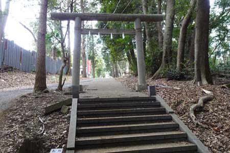 茅ヶ崎市・建彦神社の参道に石鳥居