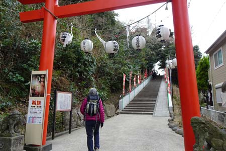 横浜市金沢区・富岡八幡宮の表参道に鳥居