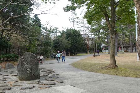 横浜市金沢区・富岡八幡宮の裏参道に小さな祠