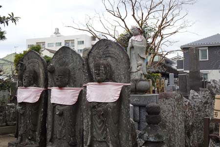 横浜市金沢区・伝心寺にたくさんの石仏