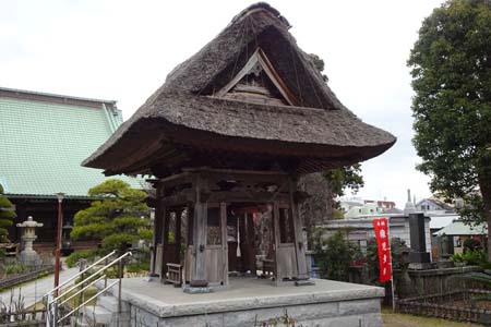 横浜市金沢区・龍華寺の茅葺鐘楼