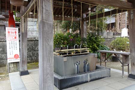 横浜市金沢区・瀬戸神社の花が飾られた御手水場