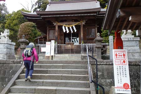 横浜市金沢区・瀬戸神社の石段を登ると拝殿