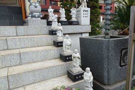 横浜市金沢区・正法院の石段に十六羅漢