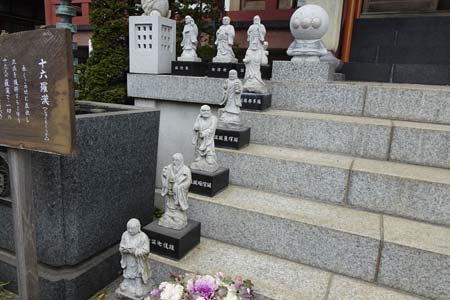横浜市金沢区・正法院の石段に十六羅漢