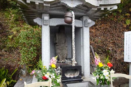 横浜市金沢区・正法院の参道に立つ前不動