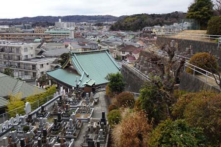 横浜市金沢区・正法院の奥の院から見下ろす境内