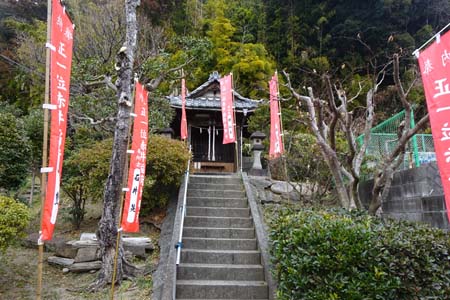 横浜市金沢区・赤井稲荷の奉納旗がたなびく石段