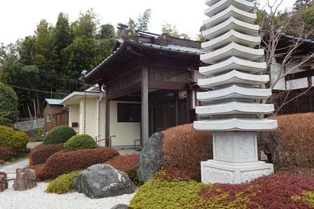 横浜市戸塚区・専念寺の十三重石塔