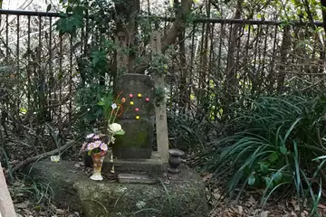 彦六の供養塔