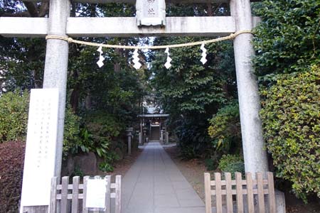 横浜市泉区・御霊神社の表参道に石鳥居